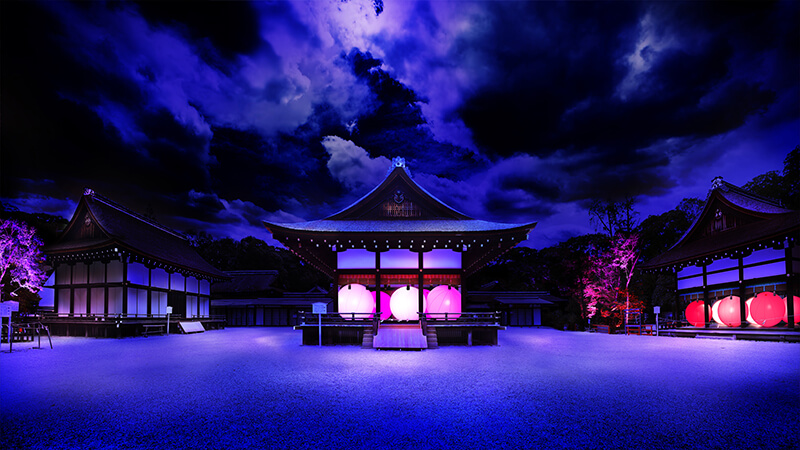 幻想的 京都 下鴨神社 で木々が呼吸するかのようにライトアップ